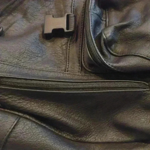 Black leather backpack 2 zippered‎ pockets outside 1 inside 100% leather medium - Picture 8 of 9